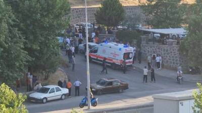 Gaziantep’te sokakta silahlı saldırıya uğrayan 2 kardeş yaralandı. Hastaneye kaldırılan