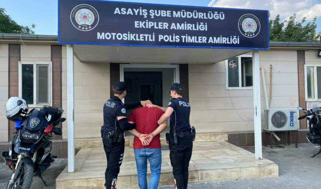 Şanlıurfa’da polis ekiplerinin şüphe üzerine durdurduğu şahsın üzerinden silah çıktı.
