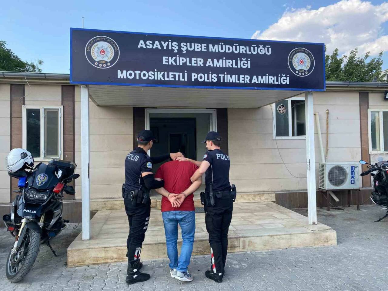 Şanlıurfa’da polis ekiplerinin şüphe üzerine durdurduğu şahsın üzerinden silah çıktı.