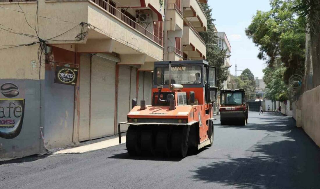 Şanlıurfa Büyükşehir Belediyesi, Suruç’ta asfalt seferberliğini sürdürüyor. Şehir merkezini çevre