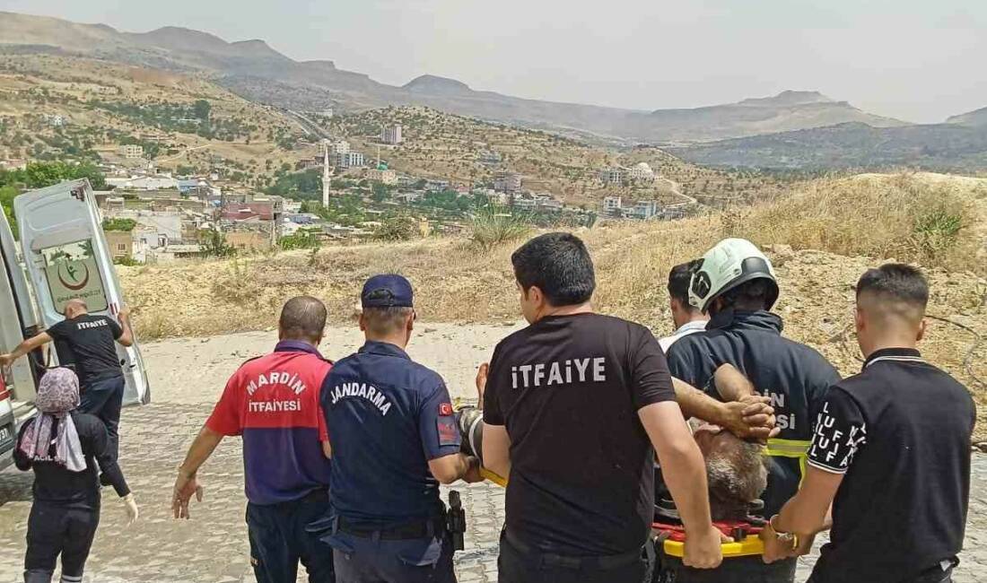 Mardin’in Artuklu ilçesinde kontrolden çıkıp yol kenarındaki çukura düşen kamyondaki