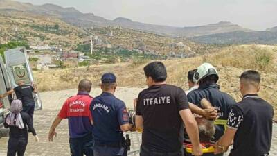 Mardin’in Artuklu ilçesinde kontrolden çıkıp yol kenarındaki çukura düşen kamyondaki