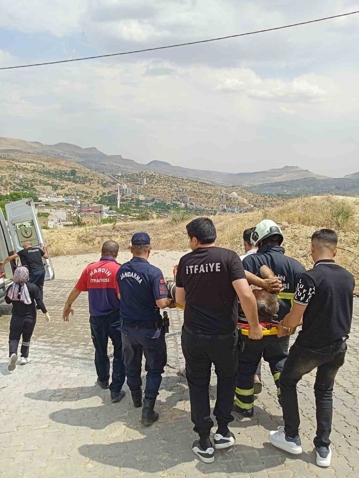Mardin’in Artuklu ilçesinde kontrolden çıkıp yol kenarındaki çukura düşen kamyondaki