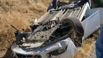 Diyarbakır’ın Silvan ilçesinde sürücüsünün direksiyon hakimiyetin kaybettiği otomobilin takla atması