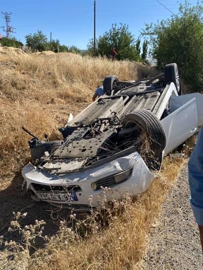 Diyarbakır’ın Silvan ilçesinde sürücüsünün direksiyon hakimiyetin kaybettiği otomobilin takla atması