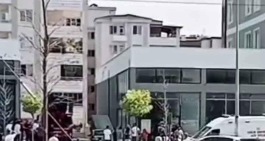 Gaziantep'te bir bina görevlisi, temizlik yaparken dengesini kaybederek 7. kattan