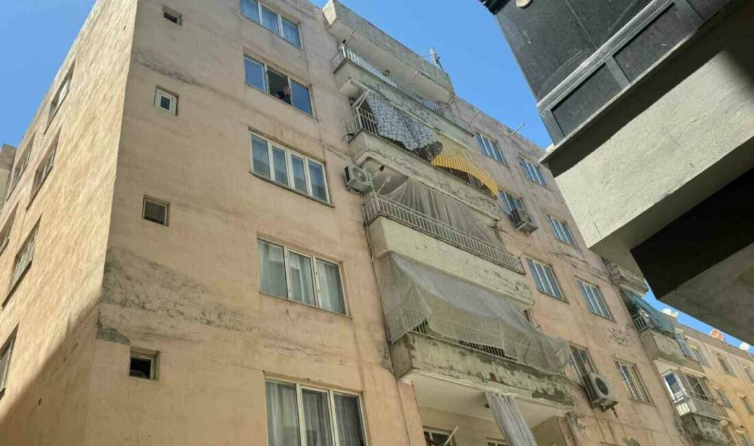 Şanlıurfa’nın Birecik ilçesinde camları silen temizlikçi kadın, 4’üncü kattan düşerek