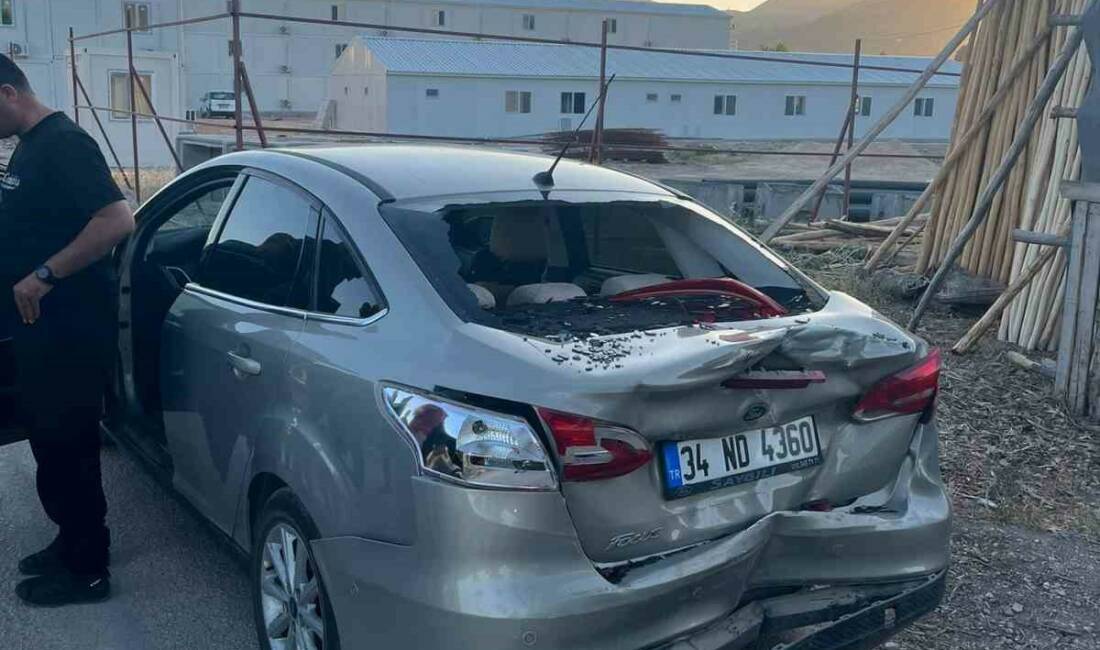 Tır ile otomobil çarpıştı: 2 yaralı Adıyaman'ın Gölbaşı ilçesinde tır ile otomobilin çarpışması sonucu 2 kişi