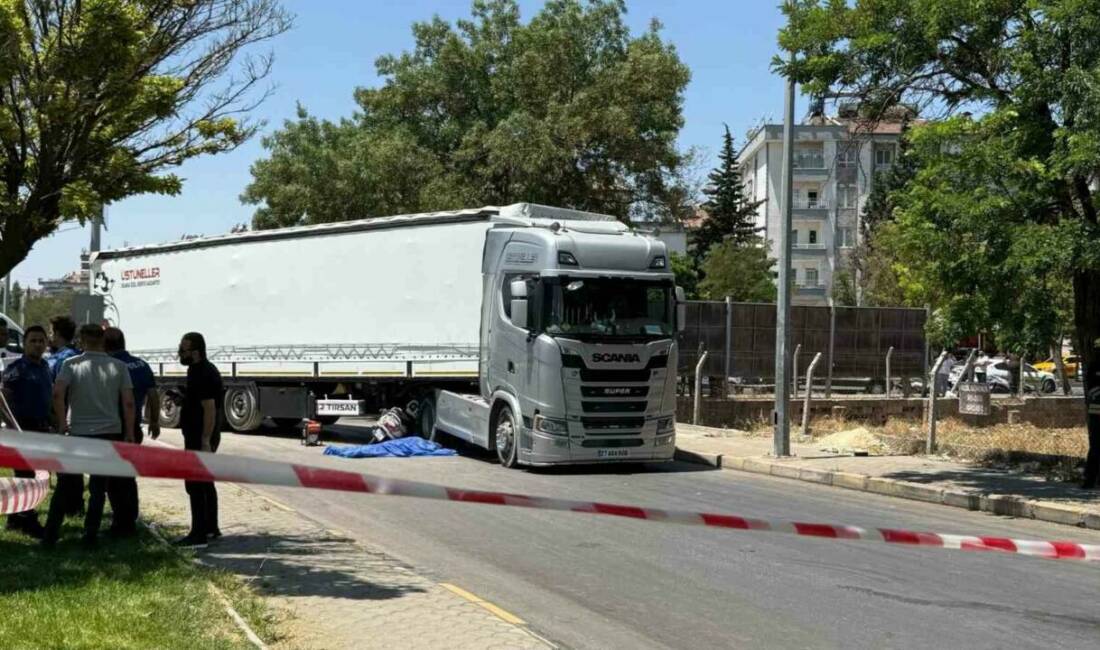 Gaziantep’te tırın altına giren motosikletteki 2 kişi hayatını kaybetti. Hayatını