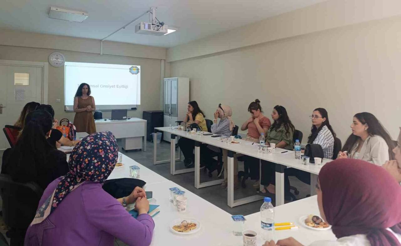 Diyarbakır Büyükşehir Belediyesi, kadınlar için "Toplumsal Cinsiyet Eşitliği Atölyesi" düzenledi.