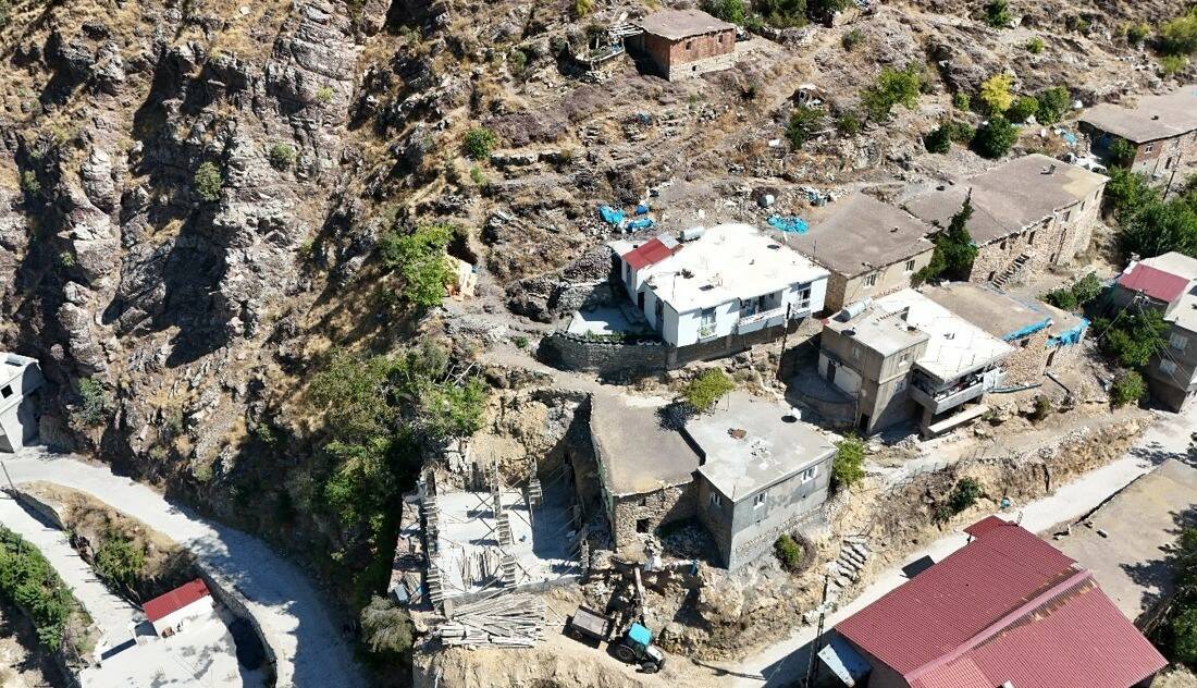 Şırnak’ın Uludere ilçesi Ödül Mahallesi sakinlerinin yıllardır yaşadığı kaya düşme