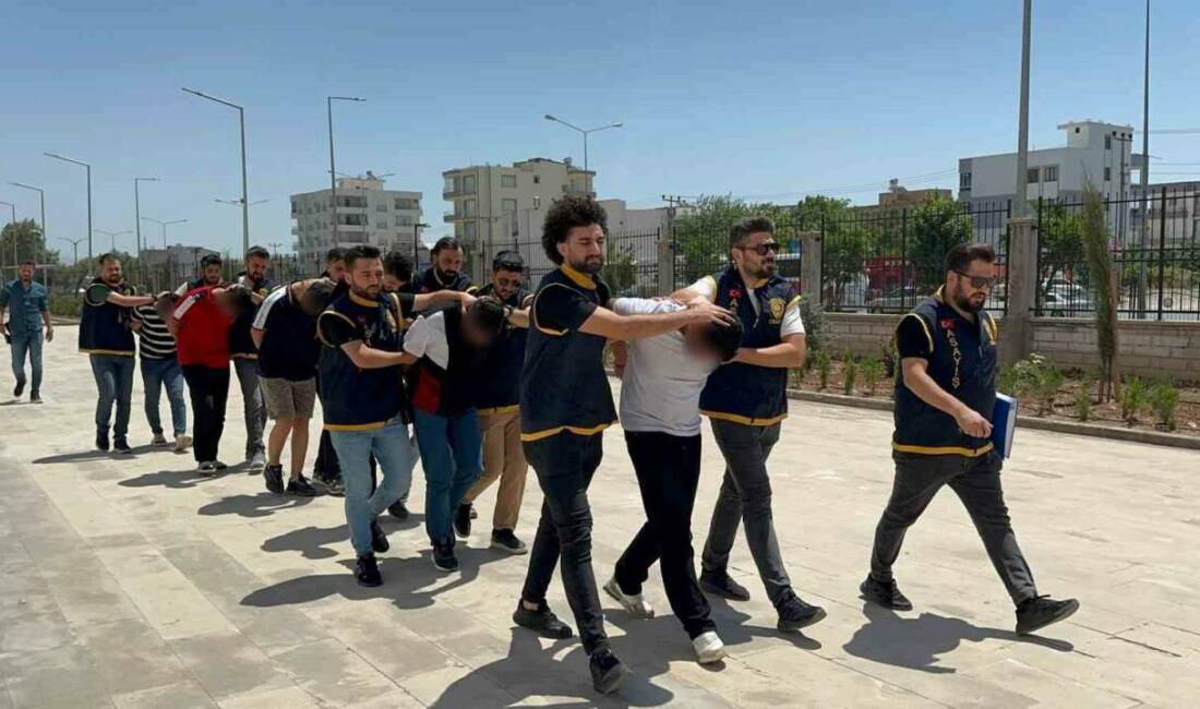 Ünlü sanatçının oğlunun ölümüyle ilgili 5 kişi tutuklandı Adıyaman'da ünlü sanatçı Kahtalı Hamido'nun oğlu Sinan Çelik'in görevli olduğu