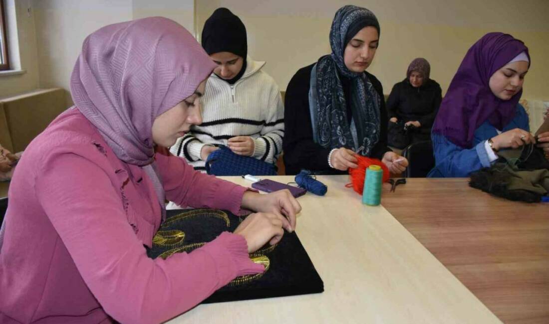 Şahinbey Belediyesi’ne bağlı Hasan Celal Güzel Gençlik Merkezi, el sanatlarıyla