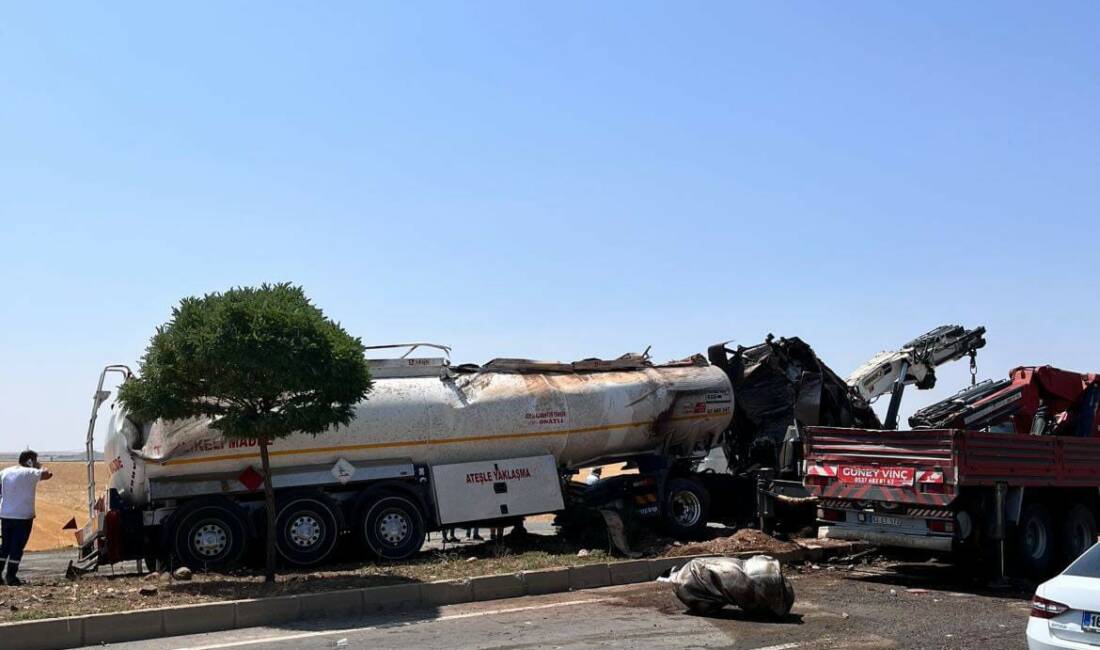 Şanlıurfa’nın Hilvan ilçesinde meydana gelen trafik kazasında, yakıt tankeri devrildi.