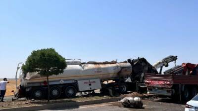 Şanlıurfa’nın Hilvan ilçesinde meydana gelen trafik kazasında, yakıt tankeri devrildi.