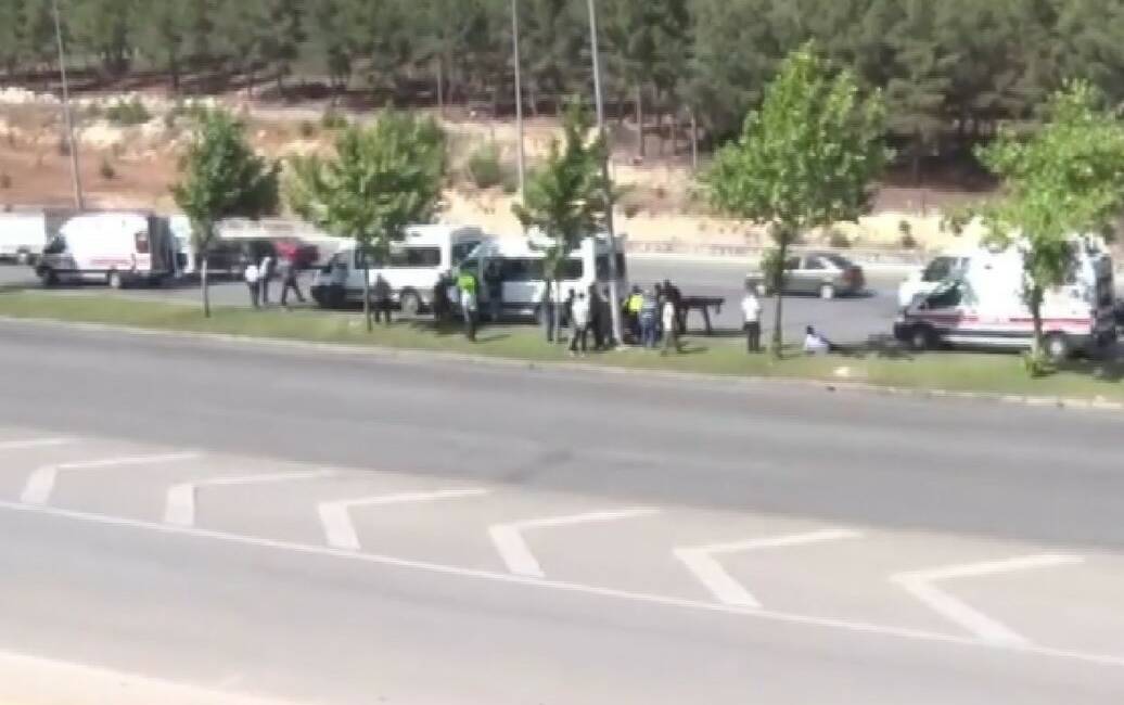 Gaziantep’te yaya çarpıktan sonra duran işçi servisine arkadan gelen başka