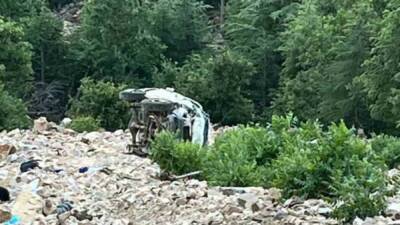 Gaziantep’in İslahiye ilçesinde yaylaya çıkan ailenin içinde bulunduğu otomobilin uçuruma