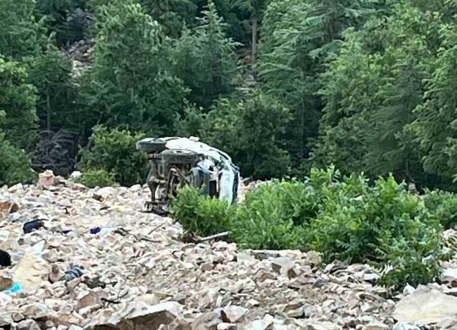 Gaziantep’in İslahiye ilçesinde yaylaya çıkan ailenin içinde bulunduğu otomobilin uçuruma