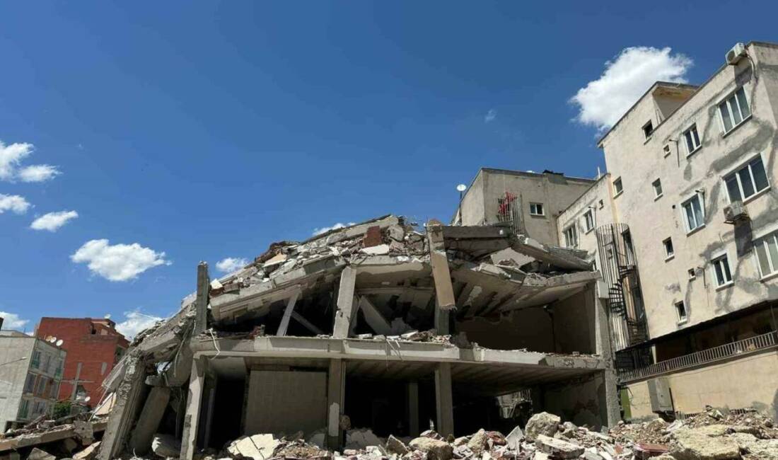 Adıyaman'da depremde hasar gören bir binanın yıkımı yarım bırakıldı. Bu
