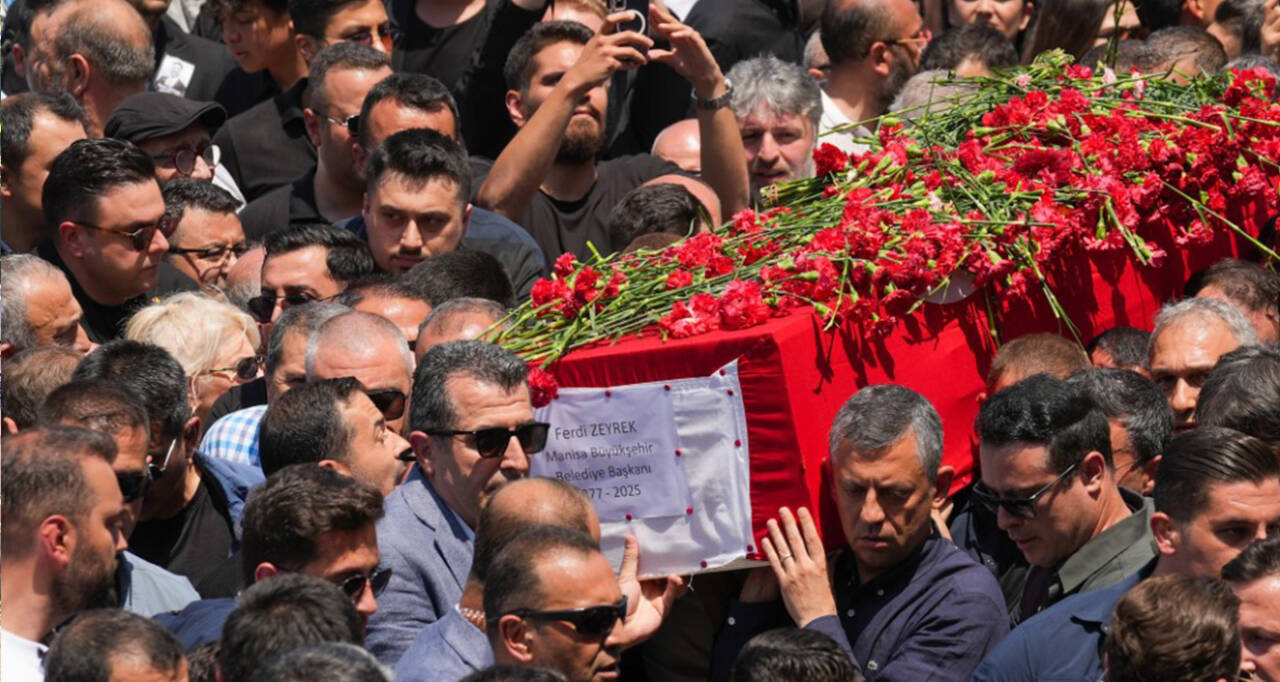 Manisa Büyükşehir Belediye Başkanı Ferdi Zeyrek, binlerce Manisalının gözyaşları ve