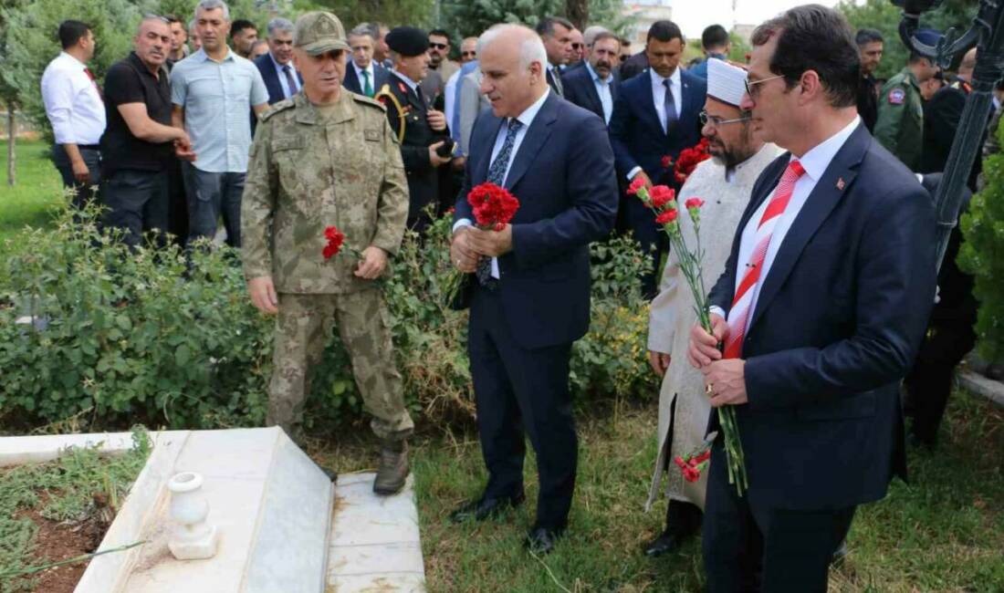 Diyarbakır Valisi Murat Zorluoğlu, kent protokolü ve kurum amirleriyle birlikte