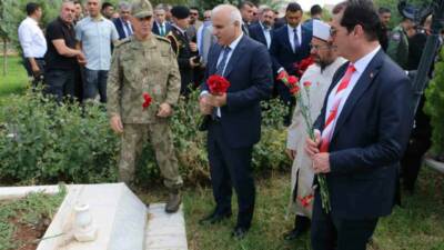 Diyarbakır Valisi Murat Zorluoğlu, kent protokolü ve kurum amirleriyle birlikte