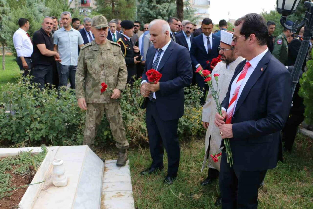 Diyarbakır Valisi Murat Zorluoğlu, kent protokolü ve kurum amirleriyle birlikte