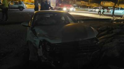 Şanlıurfa’nın Viranşehir ilçesinde, iki otomobilin çarpışması sonucu meydana gelen trafik