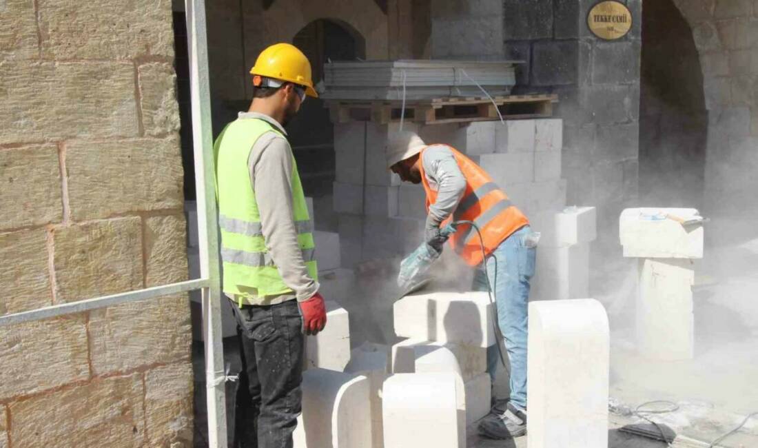 Gaziantep'te 45 derece sıcaklıkta tarihi yapıların restorasyon çalışmaları devam ediyor.