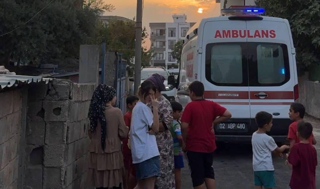 Adıyaman’da, 3 katlı bir binanın tepesinde dengesini kaybederek düşen kişi