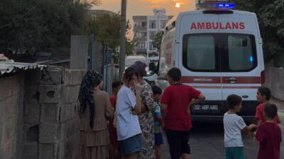 Adıyaman’da, 3 katlı bir binanın tepesinde dengesini kaybederek düşen kişi