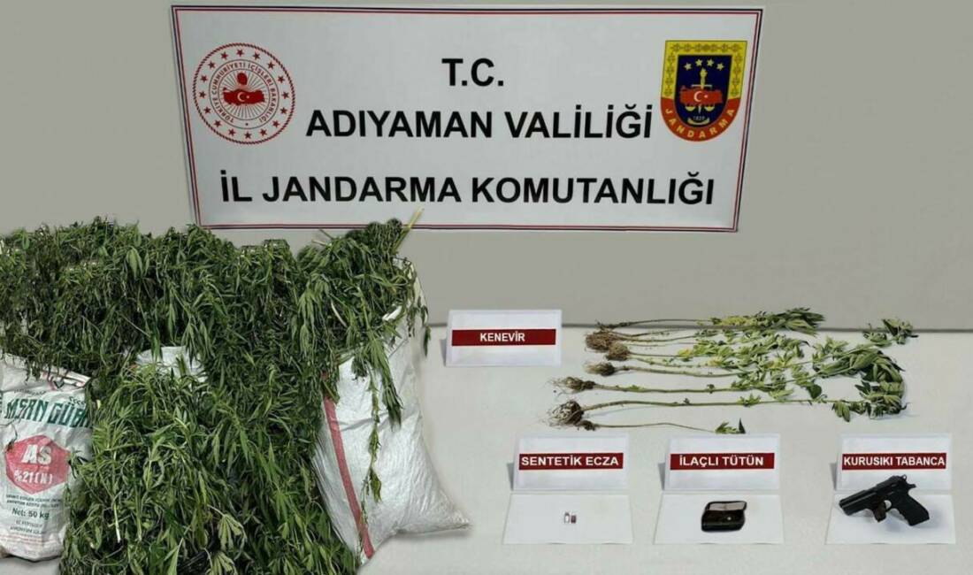 Adıyaman’da 25 kilogram uyuşturucu ele geçirildi Adıyaman İl Jandarma Komutanlığı ekipleri tarafından gerçekleştirilen operasyonda 25 kilogram