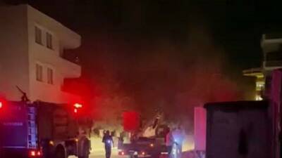 Adıyaman'da Cumhuriyet Mahallesi'nde bulunan bir elektrik trafosu aşırı sıcaklara dayanamayarak