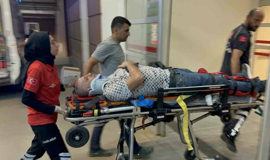 Adıyaman'da bir motosiklet sürücüsü, Valilik Kavşağı'nda direksiyon hakimiyetini kaybederek devrildi.