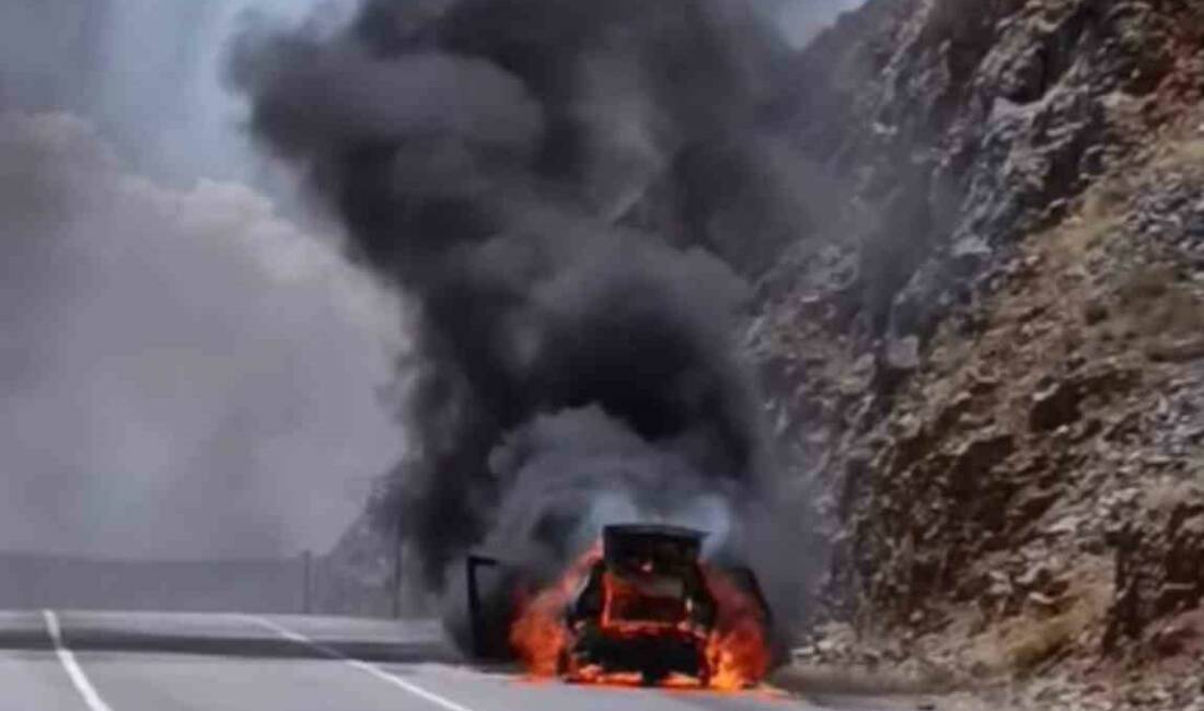 Adıyaman-Çelikhan karayolunda seyir halindeki bir otomobil aniden alev aldı ve