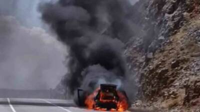 Adıyaman-Çelikhan karayolunda seyir halindeki bir otomobil aniden alev aldı ve