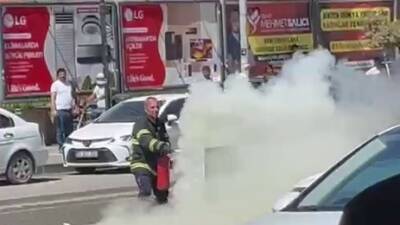 Adıyaman’da, kaldırım üzerindeki trafoda meydana gelen yangın korkuttu.