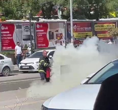 Adıyaman’da, kaldırım üzerindeki trafoda meydana gelen yangın korkuttu.