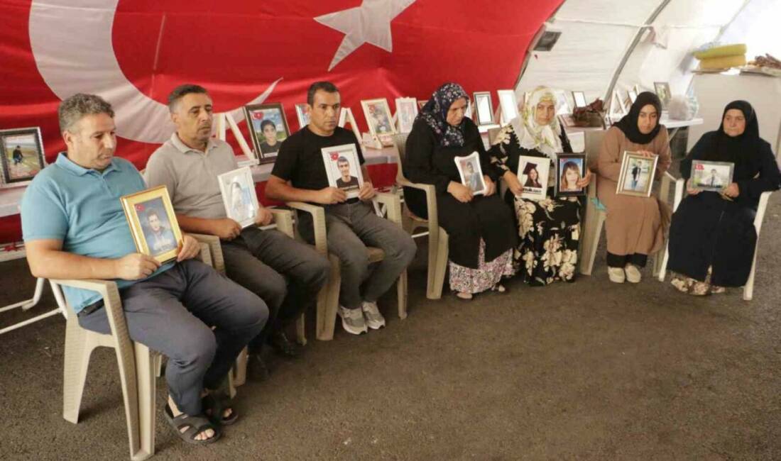 Diyarbakır'da eski HDP il binasının önünde aileler, kavurucu sıcak havaya