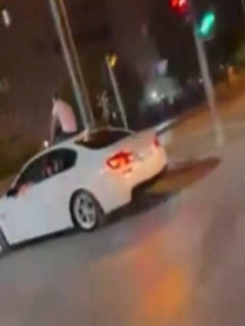 Gaziantep'te trafikte tehlike oluşturan sürücüye ve yanında aracın üzerinde oturan