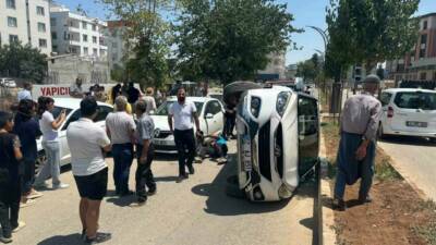 Adıyaman'ın Mimar Sinan Mahallesi'nde meydana gelen trafik kazasında araçlar çarpıştı,