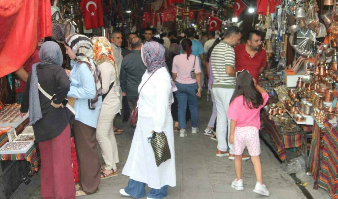 Gaziantep, 40-45 derecelik sıcaklıklara rağmen turistleri ağırlayarak dikkat çekiyor. Kentin