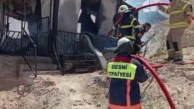 Adıyaman'ın Besni ilçesinde bir bağ evinde çıkan yangın kısa sürede