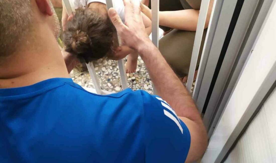 Adıyaman'da 1 yaşındaki Ela G., evlerinin balkon demirleri arasına kafasını