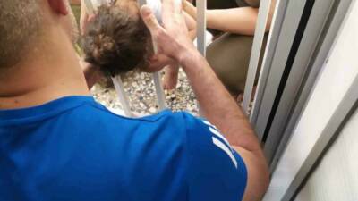 Adıyaman'da 1 yaşındaki Ela G., evlerinin balkon demirleri arasına kafasını