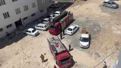 Adıyaman'ın Besni ilçesinde bir apartmanın balkonunda çıkan yangın kısa süreli