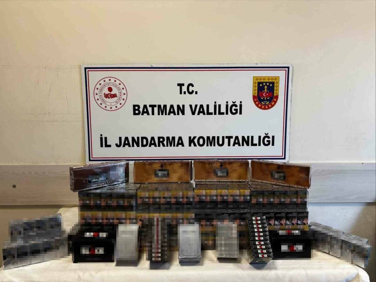 Hasankeyf ilçesinde bir araçta yapılan aramada gümrük kaçağı olduğu değerlendirilen