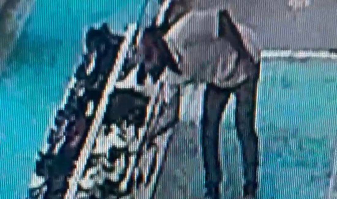 Batman'da bir camide yaşanan ayakkabı hırsızlığı olayı, güvenlik kamerası görüntülerine
