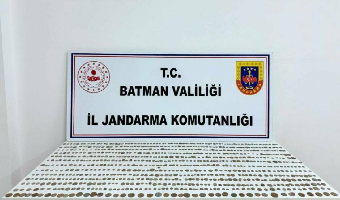 Batman’da müşteri kılığına giren jandarma ekipleri bin 245 sikke ele geçirildi Batman'da jandarma ekipleri, müşteri kılığına girerek elde edilen tarihi değere
