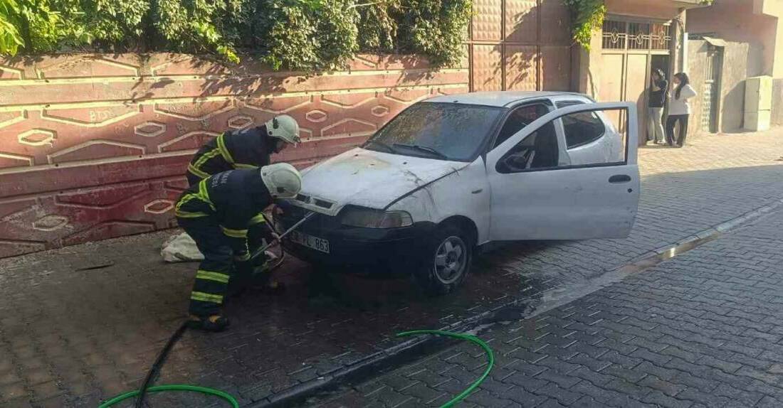 Batman’ın Karşıyaka Mahallesi'nde park halindeki bir otomobil aniden alev aldı.